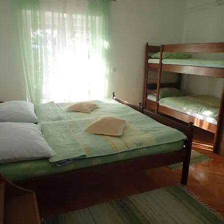 In Starigrad-paklenica 6865 Apartman