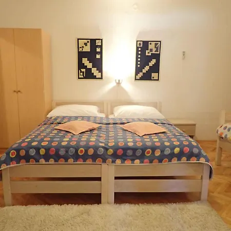 In Starigrad-paklenica 6865