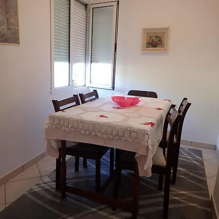 In Starigrad-paklenica 6865 Apartman *