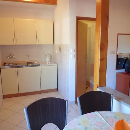 In Starigrad-paklenica 6865 Apartman