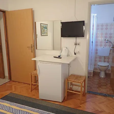 In Starigrad-paklenica 6865 Apartman