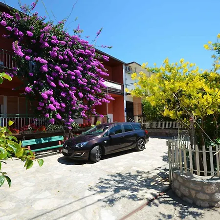 In Starigrad-paklenica 6865 Apartman *